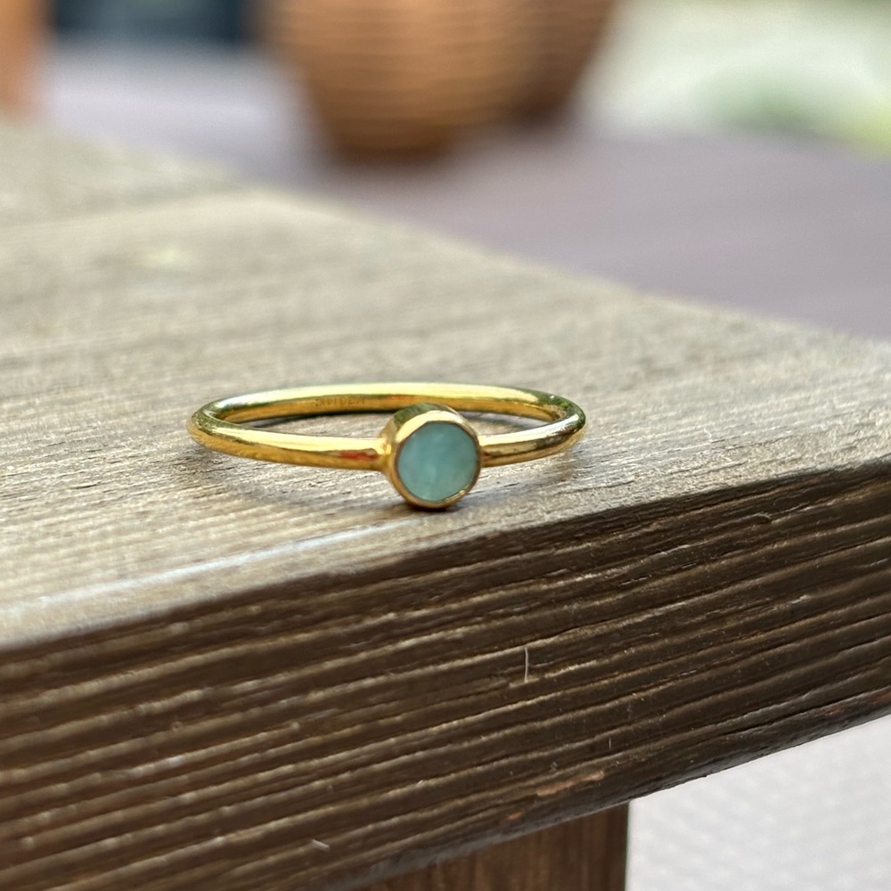Gold chrysoprase gemstone ring